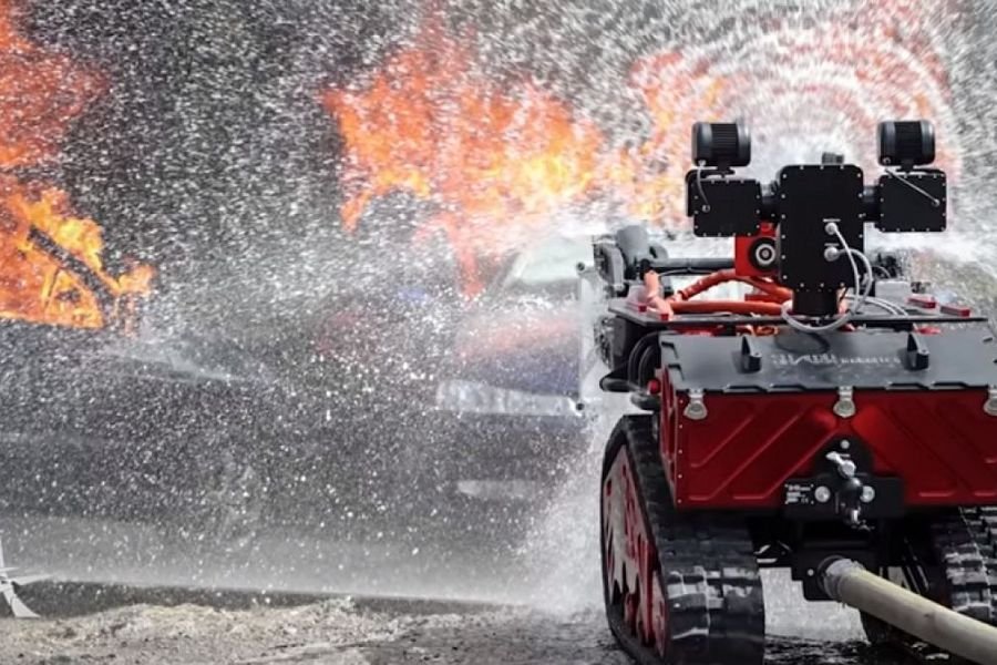 Роботизированные установки пожаротушения. Гусеничный беспилотный пожарный робот LUF 60. Робот для тушения пожаров. Робот пожарный МЧС. Робот пожарный настоящий.