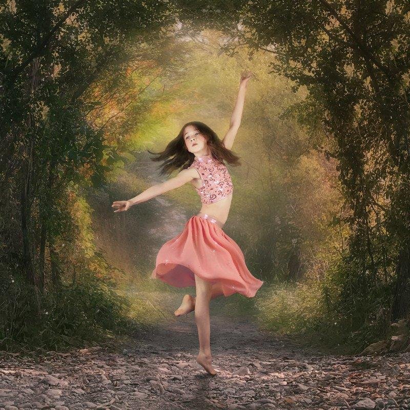 Молодая женщина танцует. Девушка танцует. Танцующая девушка. Девушка танцует в лесу. Танцующая девушка на природе.
