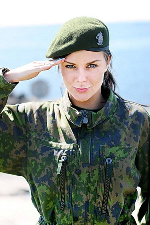 Голые девушки в военной форме (74 фото)