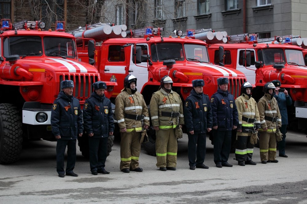 Люди пожарной службы. Пожарная охрана. Пожарный. Российские пожарные. Пожарный картинка.