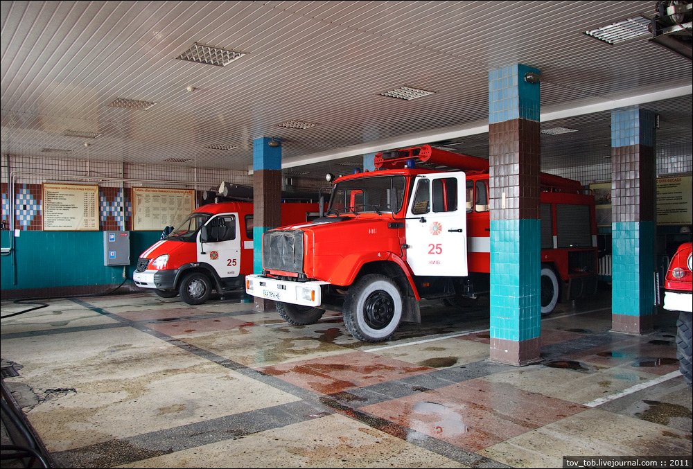 Помещения пожарного депо. Пожарное депо ЗИЛ - 130. Пожарная часть Киев. Помещения пожарной части. Пожарная часть внутри.