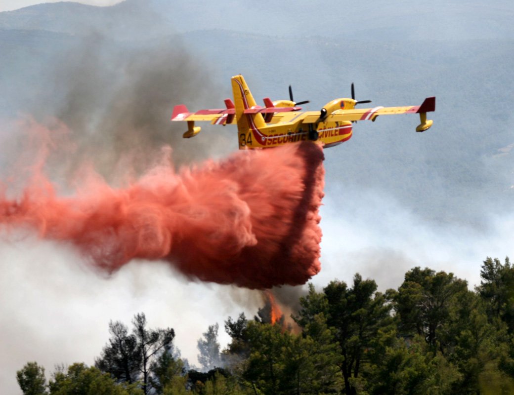 Самолет тушит пожар. Пожарный самолет. Самолёт для тушения лесных пожаров. Тушение самолета. Пожарные самолеты и вертолеты.