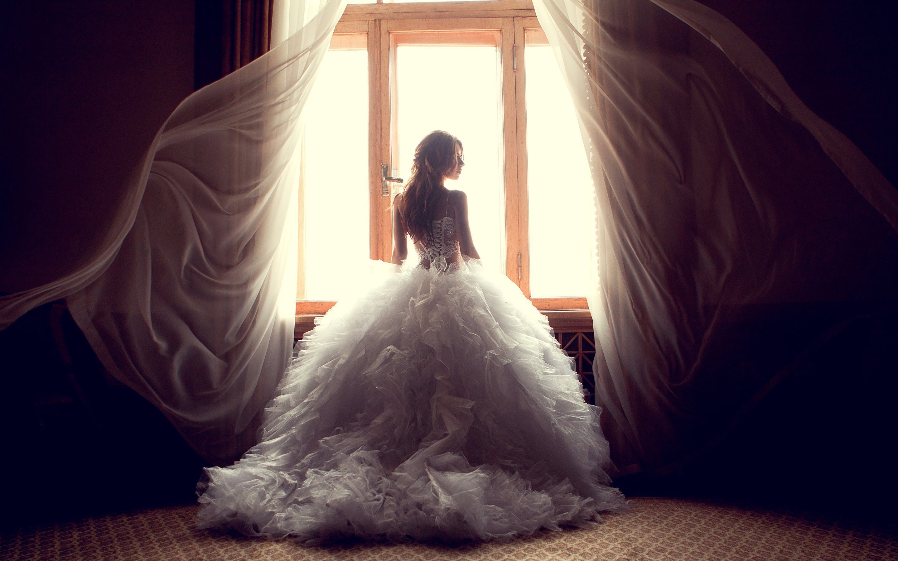 Красивые свадебные платья с открытой спиной