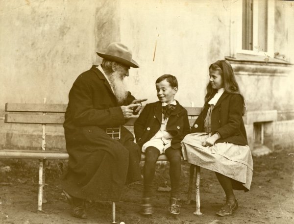 Лев толстой 1909 год с внуками