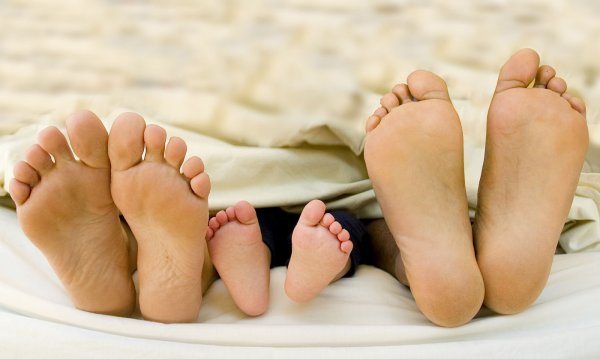 Детские подошвы ног
