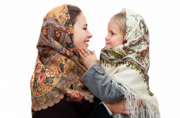 Женщина в платке с ребенком