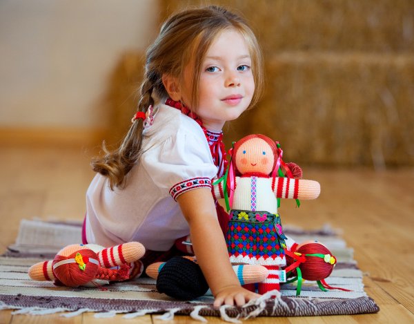 Ребенок играющий с куклой
