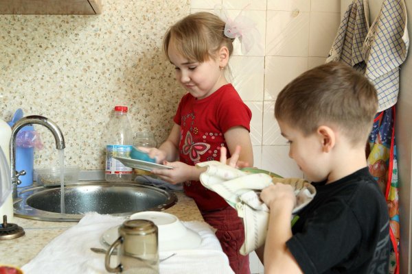 Дети помогают родителям