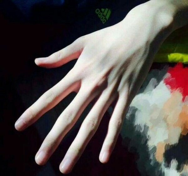Длинные тонкие пальцы