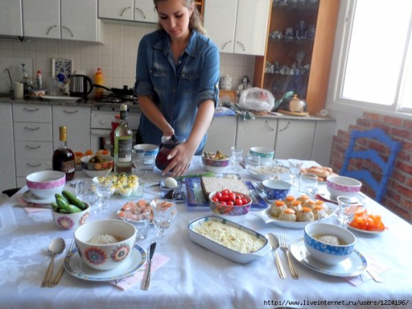 Женщина накрывает на стол