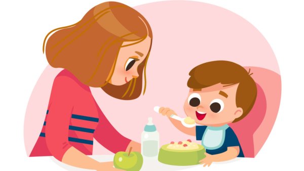 Родители кормят ребенка