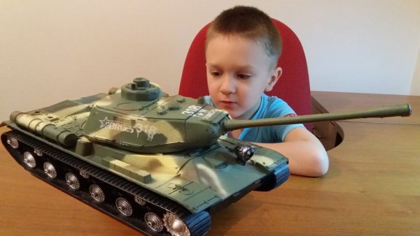 Игрушечный танк для малышей