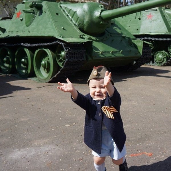 Мальчик на танке