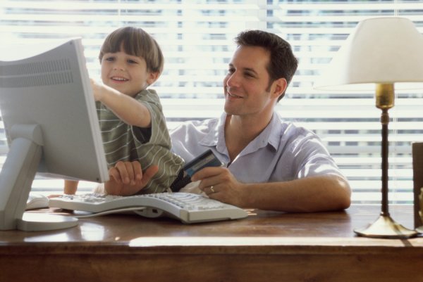 Родители и дети за компьютером