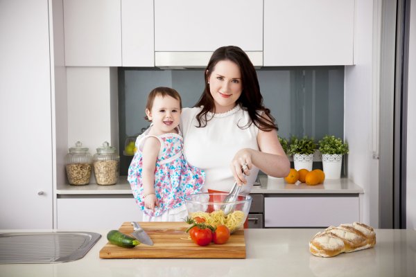 Мама с ребенком на кухне
