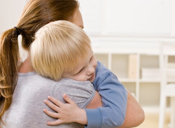 Объятия детей и родителей