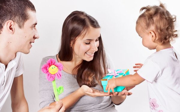 Дети и родители с подарками