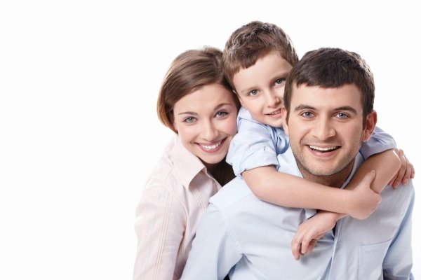 Счастливая семья на белом фоне