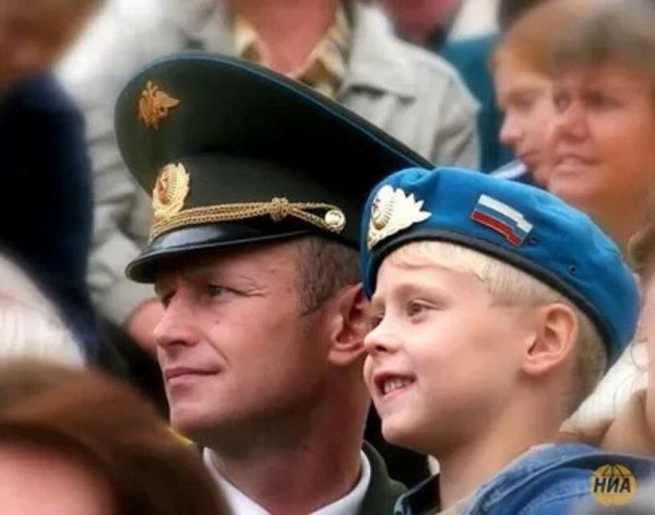 Офицер с ребенком
