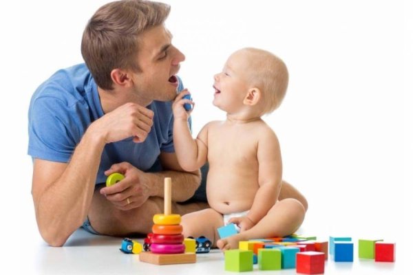 Папа играет с малышом