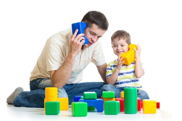 Родители играют с детьми