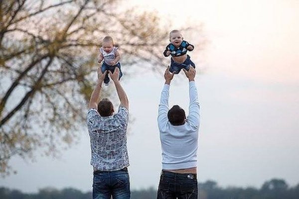 Родители подбрасывают ребенка