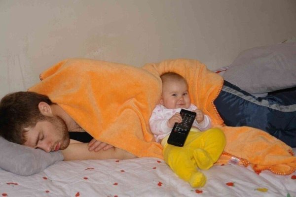 Папа укладывает ребенка