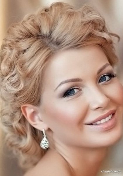 Прическа для мамы невесты на средние волосы