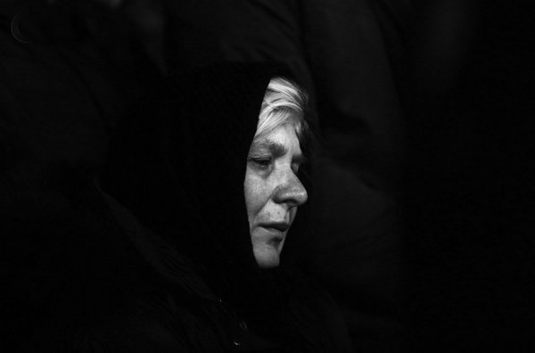 Мама плачет