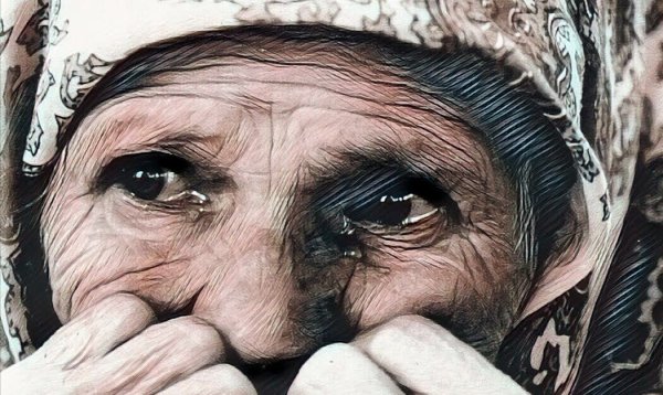 Старуха плачет