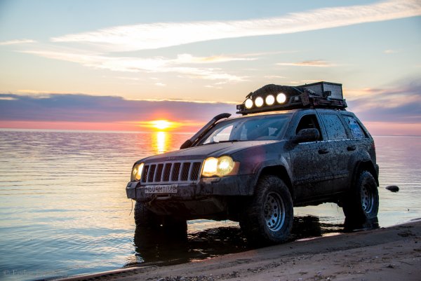 Jeep Grand Cherokee закат