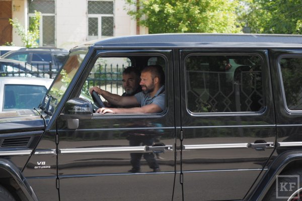 Парень на джипе