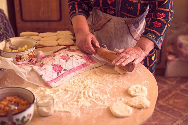 Бабушка печет пирожки