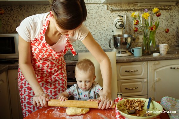 Дети пекут пироги