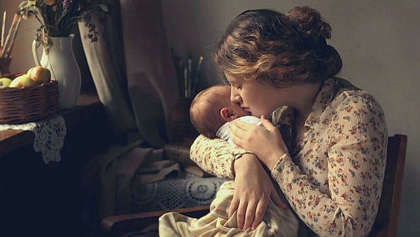 Мама поёт колыбельную малышу