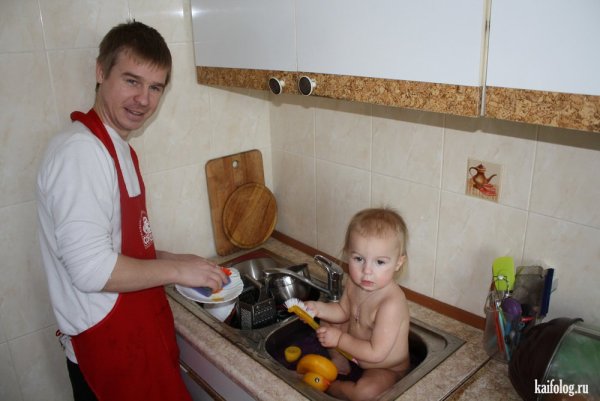 Мужчина с ребенком на кухне