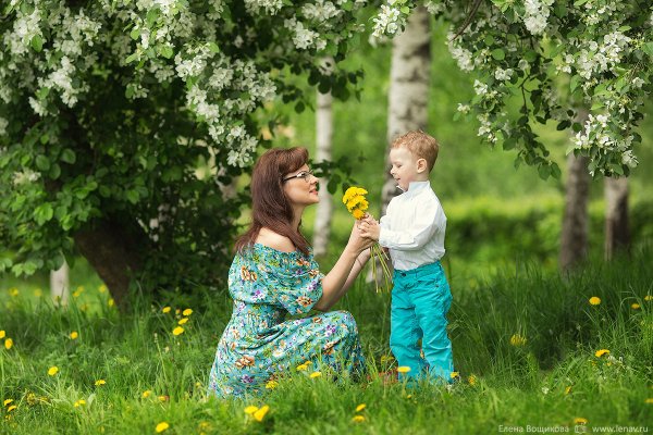 Семейная фотосессия в цветущем саду