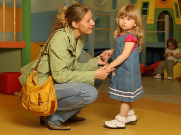 Родители ведут детей в сад