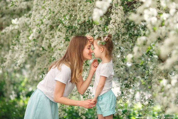 Фотосессия в цветущих деревьях семьёй