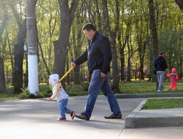 Дети с родителями на улице