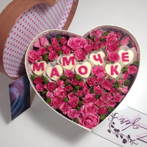 Сердце из цветов "маме"
