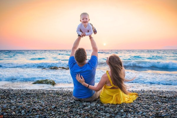 Дети с родителями на море