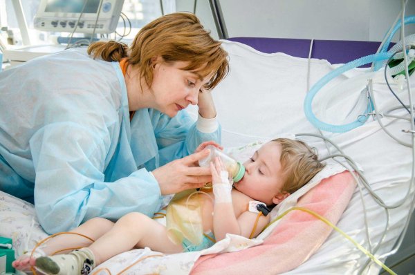Мама с ребенком в больнице