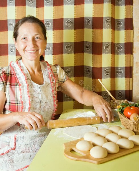 Женщина печет пирожки