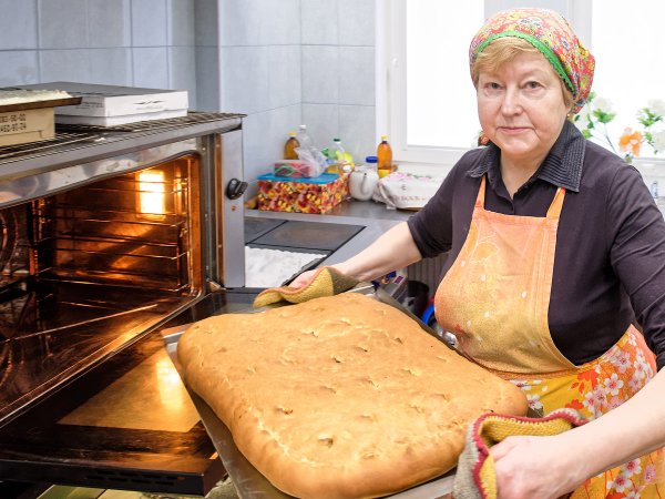 Женщина с пирогом