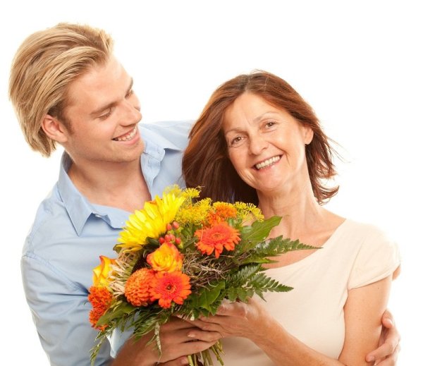 Мужчина дарит цветы маме