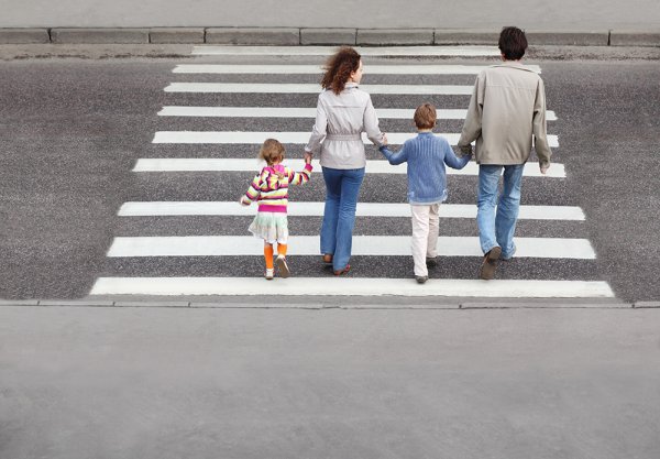 Родители и дети на дороге