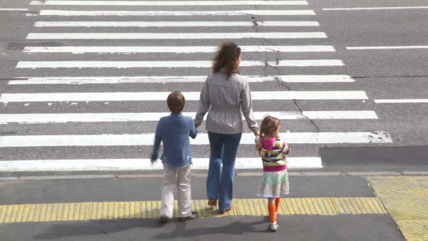 Дети со взрослыми переходят дорогу