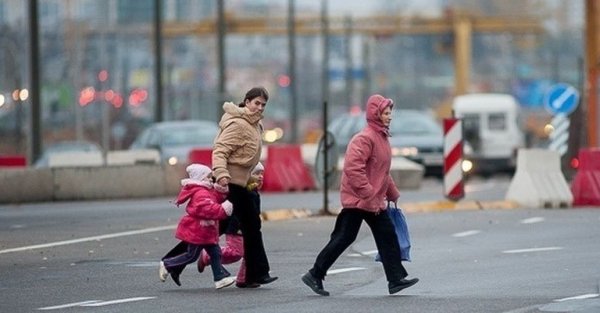 Дети перебегают через дорогу