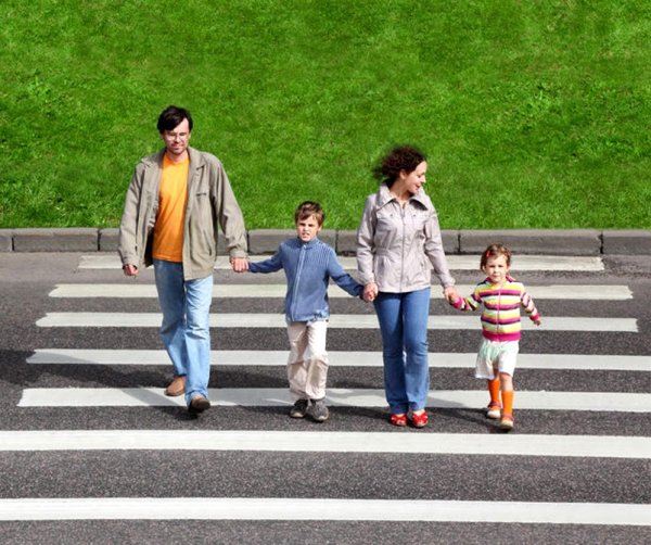 Семья переходит дорогу